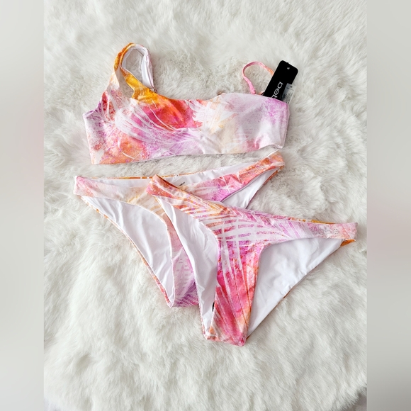 👒BEBE BRAND NEW BIKINI TOP AND TWO BOTTOMS SIZE M